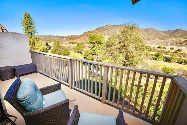 Foto del edificio - Beautifully Updated & Remodeled Upstairs Condo Unit in the Serene Pala Mesa Villas HOA Community,...