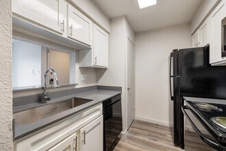 Building Photo - 8701 Town Park Dr