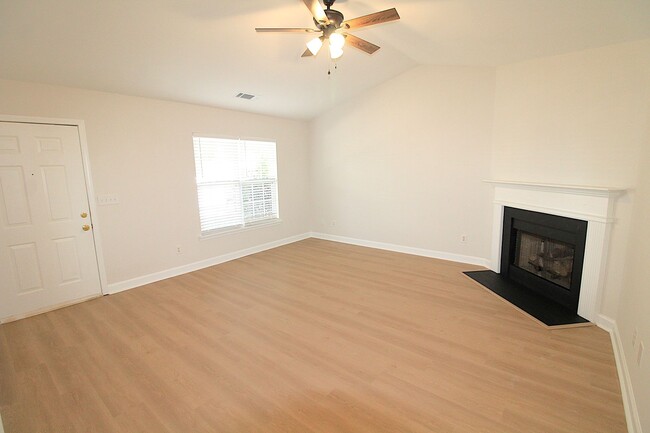 Foto del edificio - Newly Renovated 2 Bedroom Townhome!!