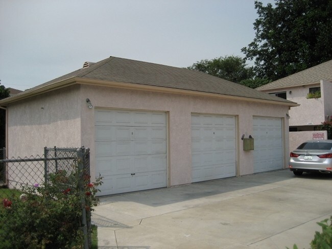 Building Photo - 1225 N Screenland Dr