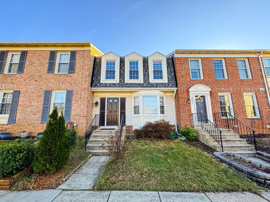 Foto principal - Updated 3 Bed 3.5 Bath Townhome with Deck ...