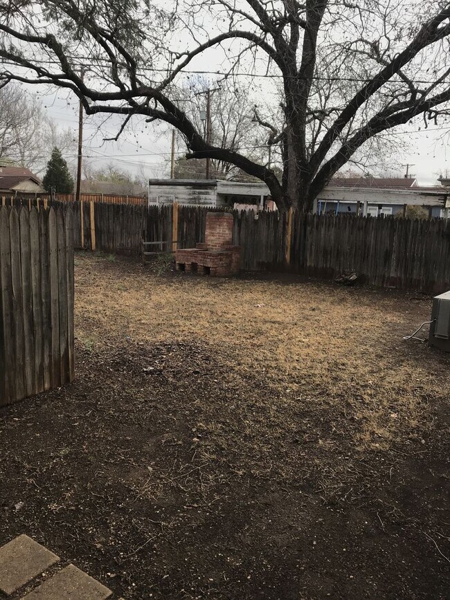 Building Photo - 2/1 in heart of Lubbock!