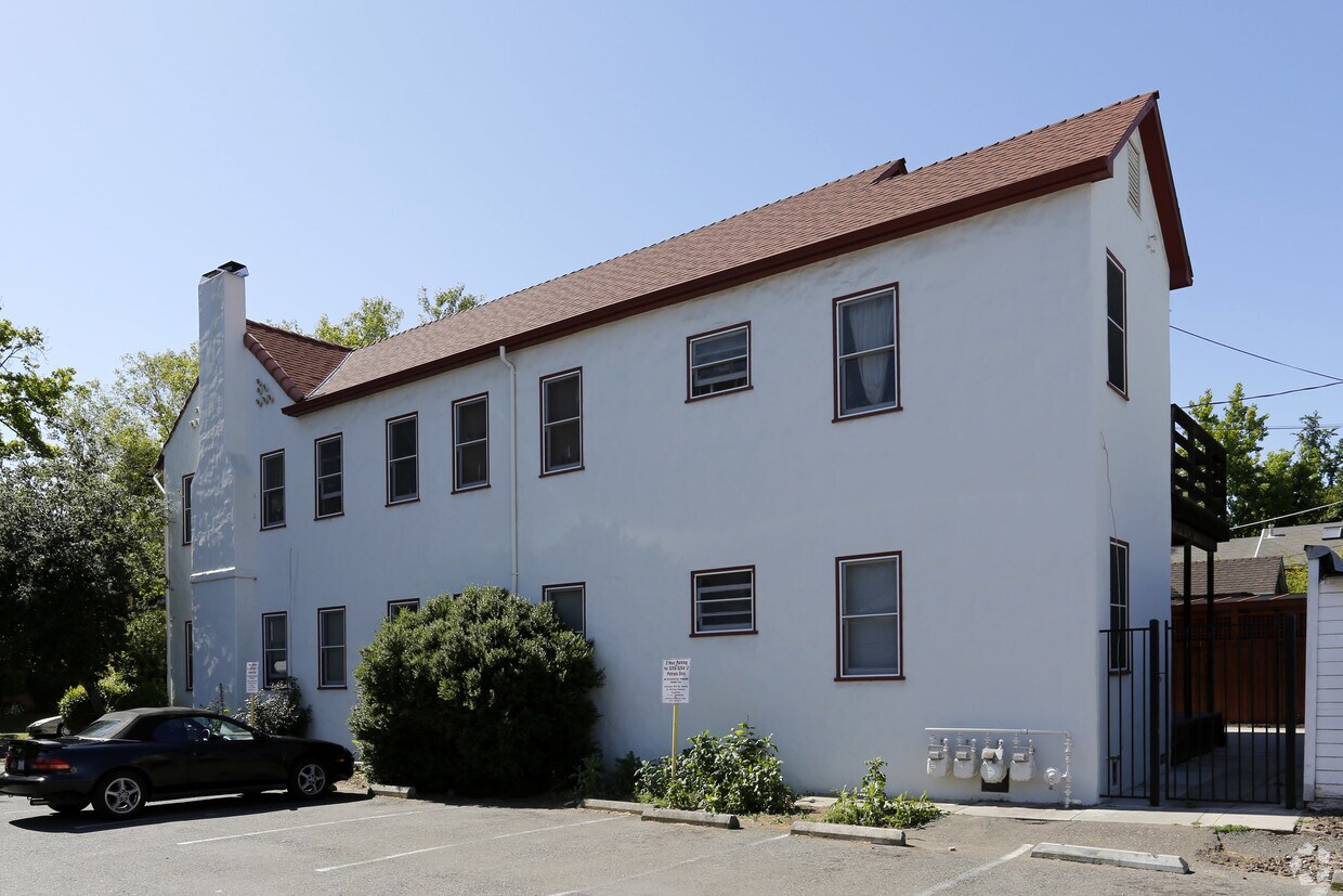 Building Photo - 1028 33rd St