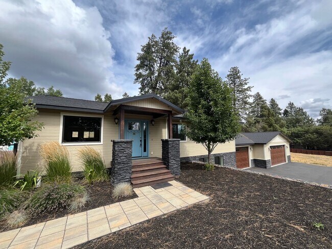 Foto del edificio - Amazing 4 Bed/3 Bath Home on One Acre with Large Shop – In Home Child Care Opportunity