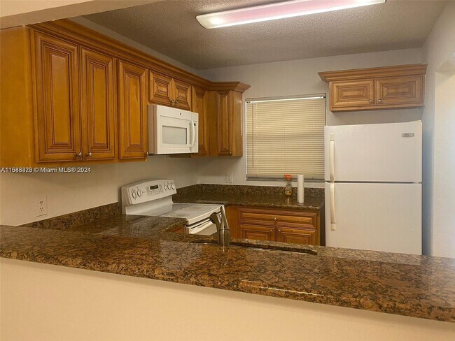Building Photo - 1502 Lake Crystal Dr