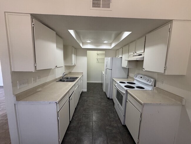 Building Photo - Maryvale 3br Townhome