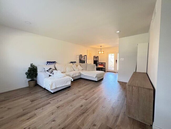 Building Photo - 6223 Meadow View Ln