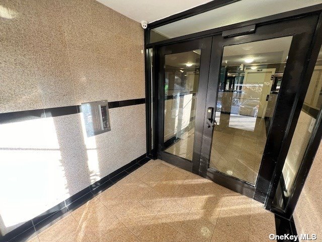 Building Photo - 102-14 Lewis Ave