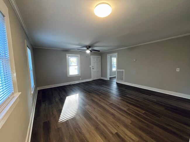 Building Photo - 5087 Meadowbrook Dr