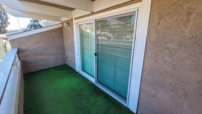 Building Photo - Three Story 2 Bed 1.5 Bath with Ensuite an...