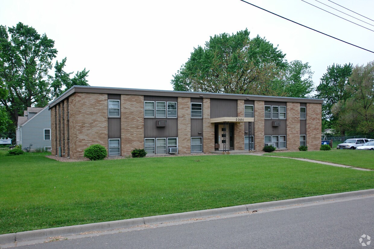 Primary Photo - 2301 Maple Ave S
