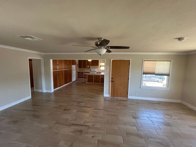 Foto del edificio - Wow, ready for move in, large updated home...