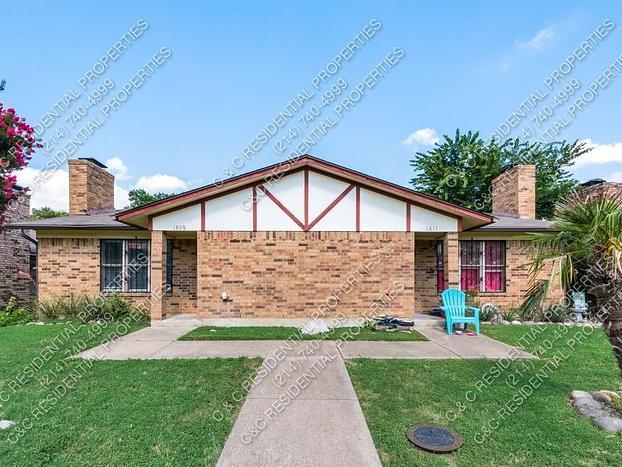 Building Photo - Family Circle