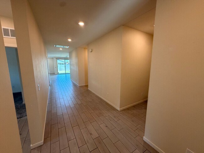 Building Photo - Newer 4 Bed / 3 bath Single Level home with Den