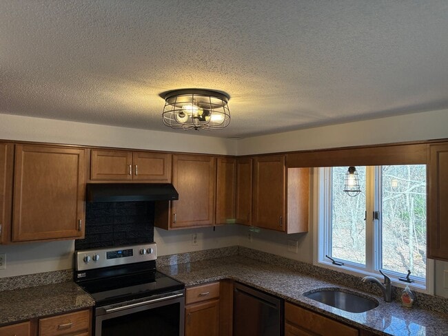 Building Photo - Tastefully Updated 3-bedroom, 2.5-bath rental in Derry