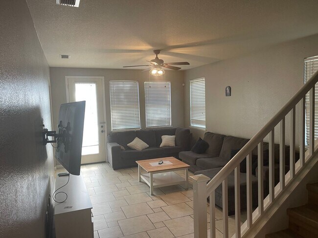 Foto del edificio - Furnished Fresh and Modern 4-Bedroom Home