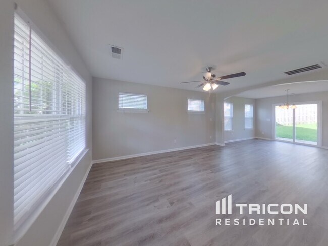 Foto del edificio - 216 Whispering Oak Ln