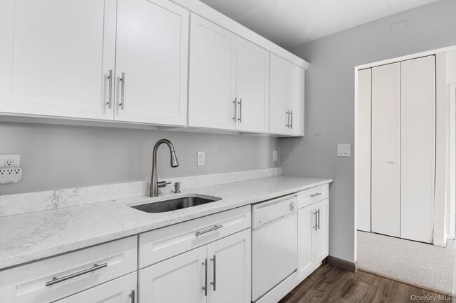 Building Photo - 300 High Point Dr