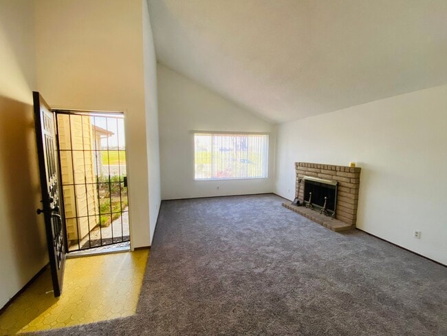Building Photo - Cozy, Spacious & Super Clean Single Story ...