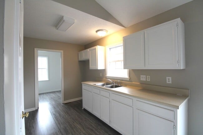 Building Photo - Lovely renovated 3 bedroom 2 Bath home in ...