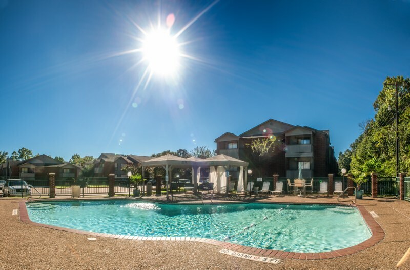 Inwood Place Apartments en el área de la piscina y glorietas - Inwood Place