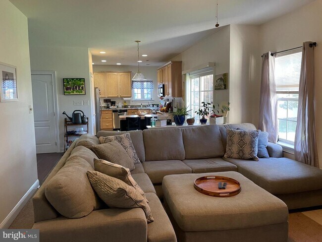 Foto del edificio - 8 Hemlock Ln