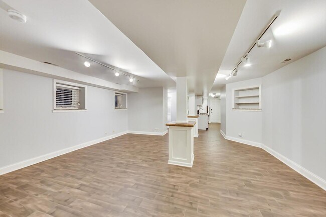 Building Photo - 639 W Fullerton Pkwy