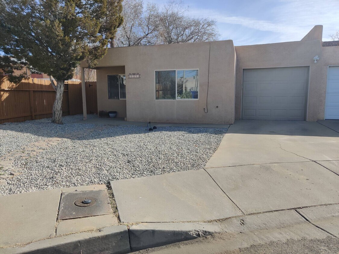 Foto principal - 3428 Corona Dr NW