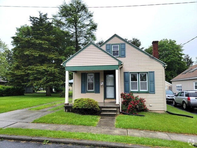 Building Photo - 727 N Hanover St