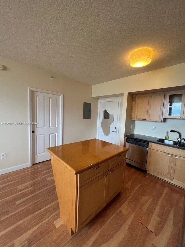 Building Photo - 2630 SW 28th St