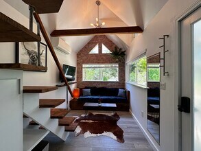 Building Photo - 977 McFarlane Ave