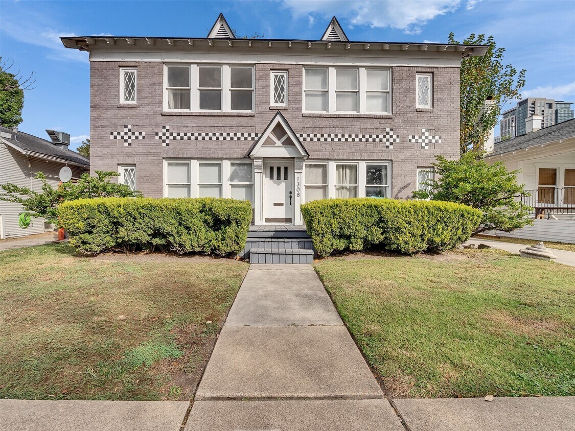 Primary Photo - 1308 W Alabama St