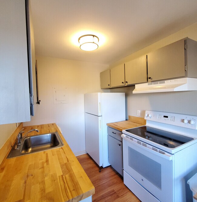 Cocina tipo galera - 3161 Madison Ave