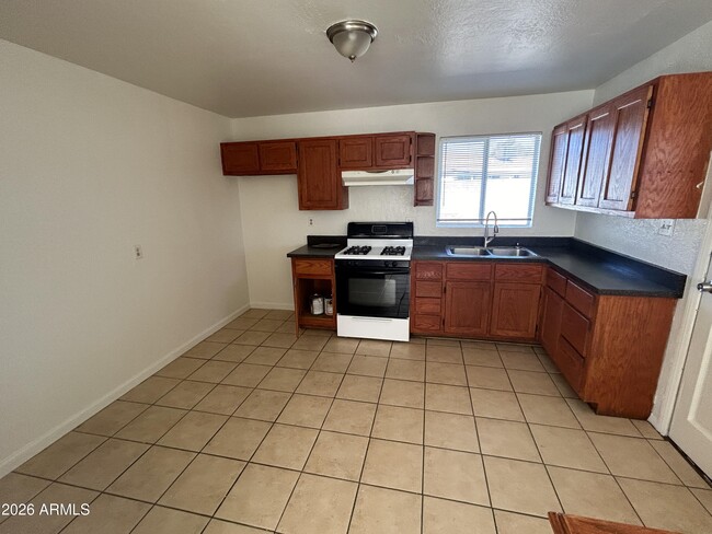 Building Photo - 114 W Riley Dr