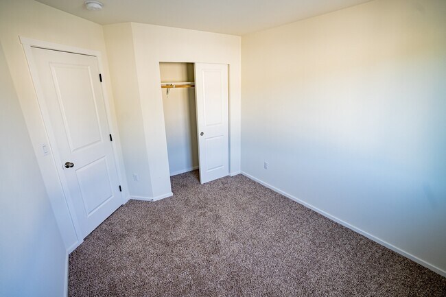 Foto del edificio - Large Duplex in a Quiet Location!