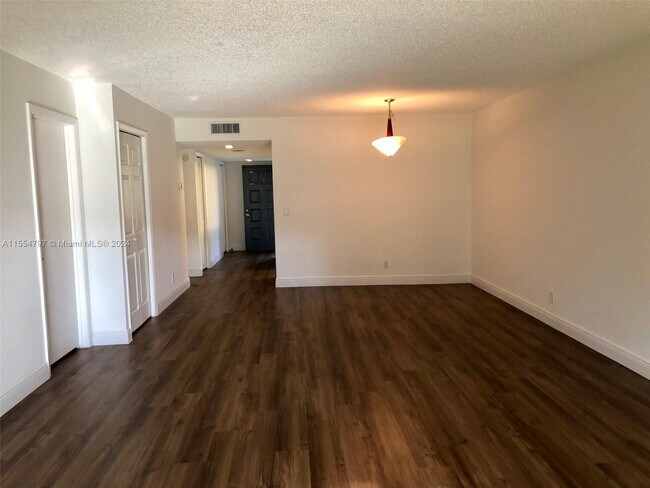 Foto del edificio - 16531 Blatt Blvd