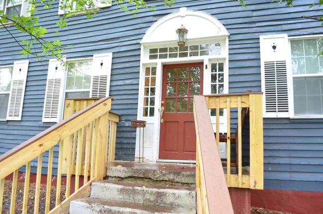 Building Photo - 20 Hickory St