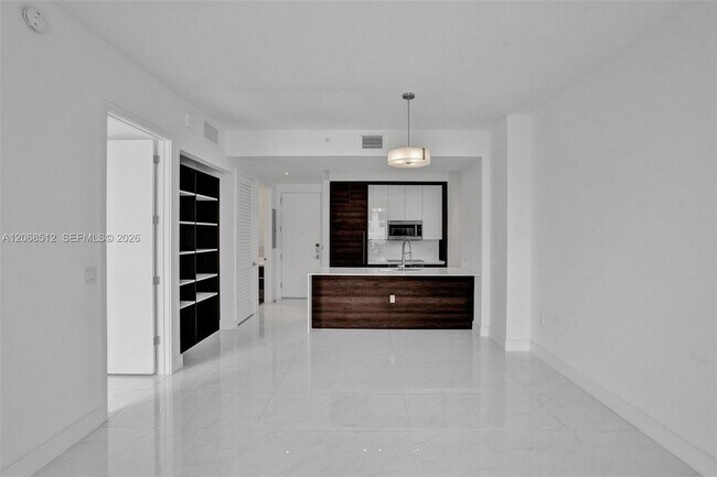 Foto del edificio - 301 Altara Ave