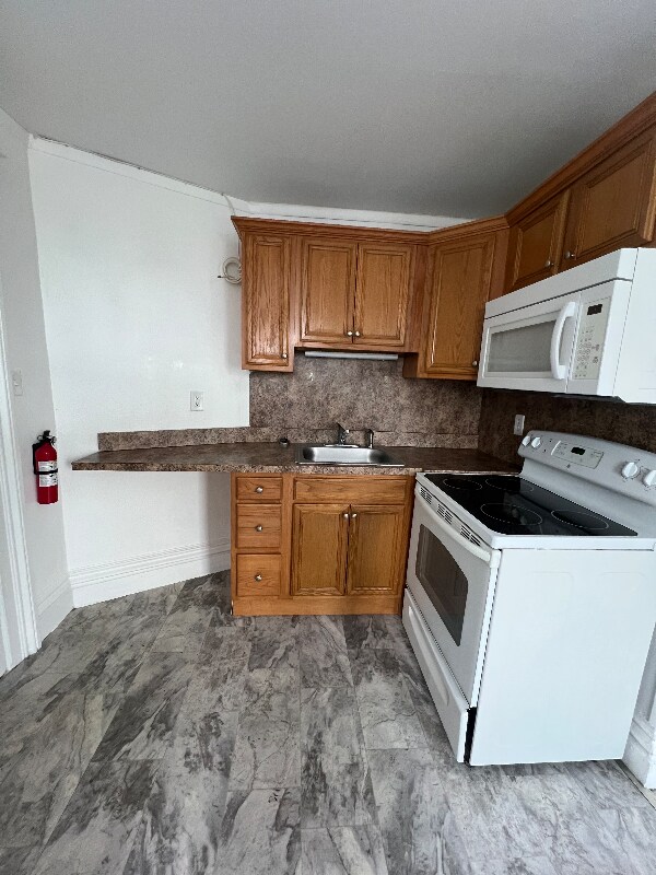 Foto del edificio - 242 Saratoga Ave