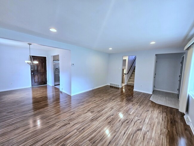 Main Level- Living Room & Dining Area 18.11x13.2 - 172 Lincoln Hill Dr