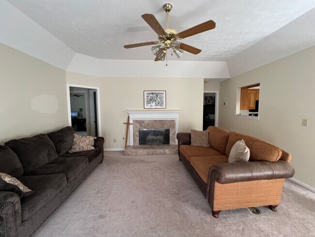 Foto del edificio - Available August 1, 2026