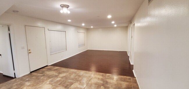 Foto del edificio - Spacious Silverlake Condo – Move-In Ready!