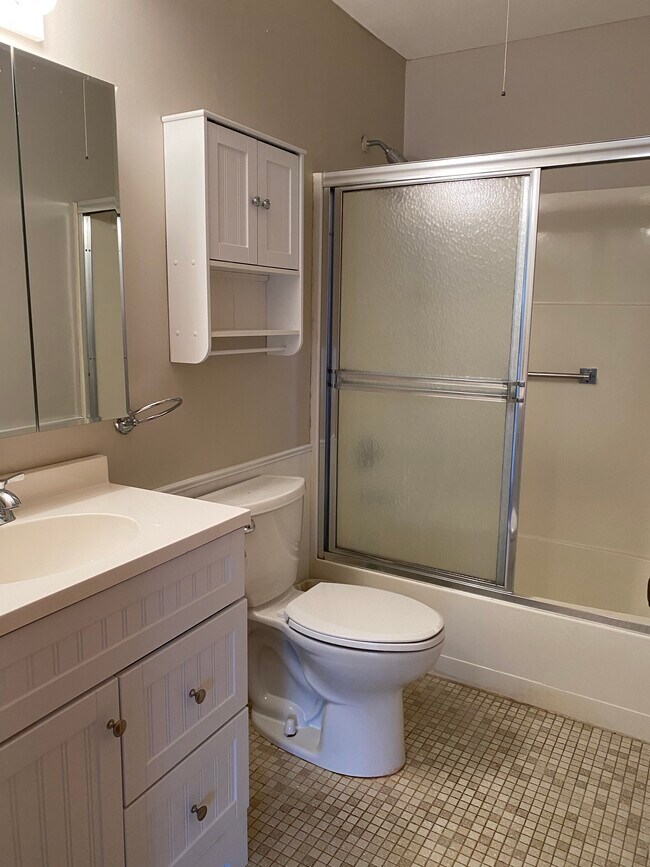 10 Woodsedge Dr Unit 6 B, Newington, CT 06111 Condo for Rent in