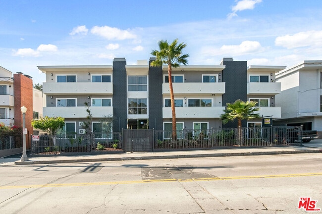 Building Photo - 2447 Beachwood Dr