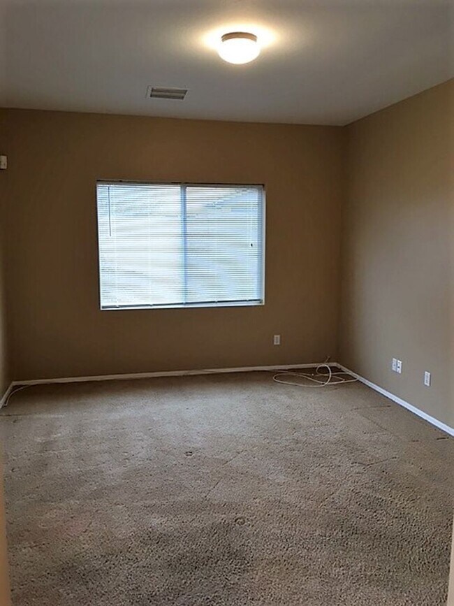 Building Photo - Nice 3 Bedroom, 2 Bath w/2CG in Quailwood