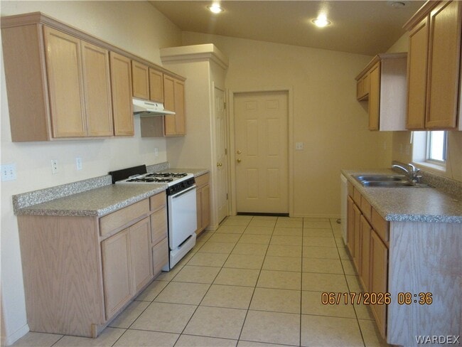 Building Photo - 2747 Phoenix Ave