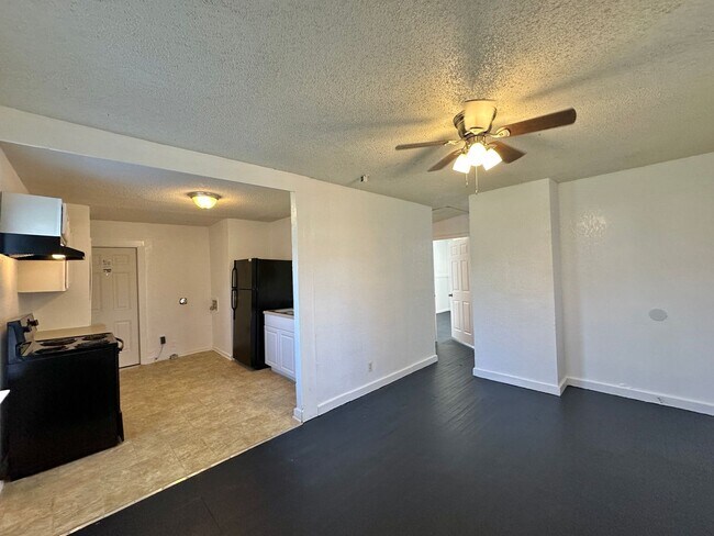Building Photo - Viewable Now!