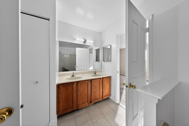 Building Photo - Newly Refinished 2 Bedroom Townhome