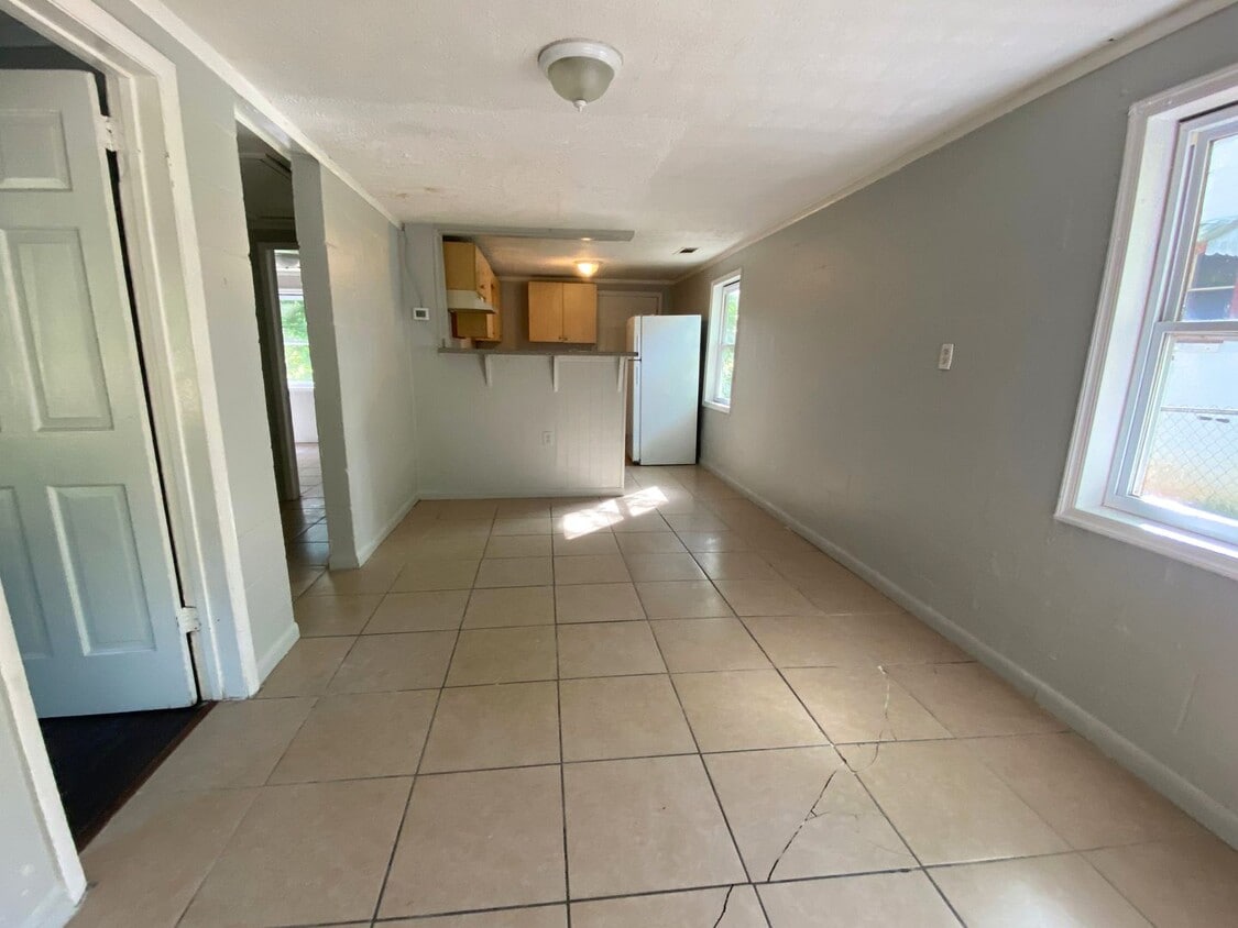 Primary Photo - 150 W Carver Dr