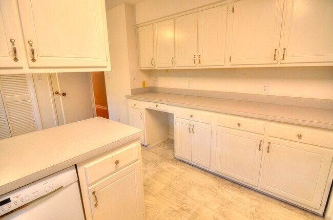 Building Photo - Lovely Spacious 3 Bedroom Carrboro Ranch H...
